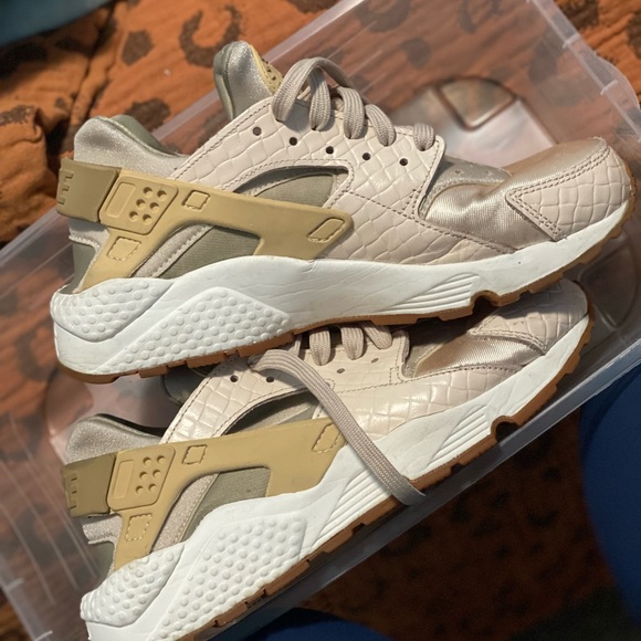 Nike Shoes - Nike Air Huarache Size 8.5W